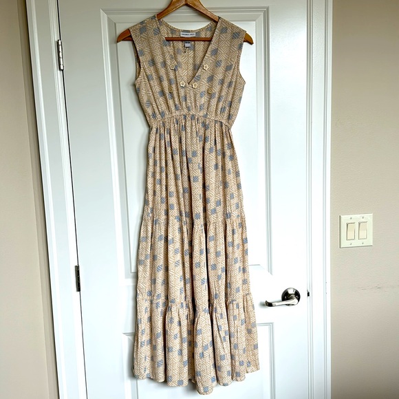 Sincerly Jules Dresses & Skirts - Sincerely Jules Maxi Dress XS Women's Sleeveless Tiered Beige Blue Geo Buttons